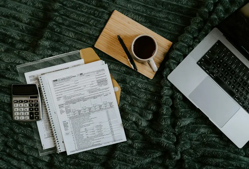 Formularios impositivos, calculadora y notebook